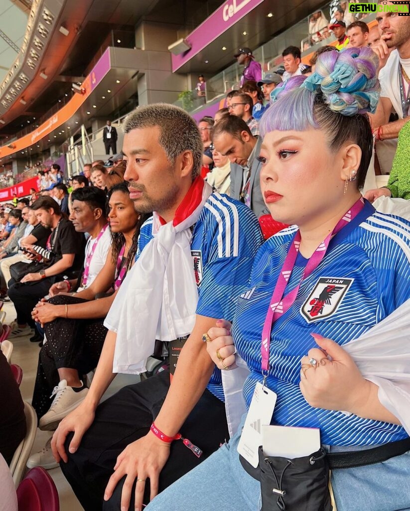 Naomi Watanabe Instagram - 日本vsドイツ カタールワールドカップに弾丸で試合観に行きました！ ミュージカル終わって即飛行機乗ったにょw 初めてのサッカー生観戦が歴史的な試合でまじぶち上がりました⚽️🔥 にわか中のにわかがこんな所にいていいのかしらって最初は緊張してたけど、途中から周りのドイツサポーター無視で喜びMAXだったにょw叫び過ぎて喉ぶっ壊れたにょw もう歌わないから叫びまくったw ユニフォーム着て街歩いてたら サウジアラビアサポーターが 「日本ぶちかませよ！頼むぞ！」とか ドイツサポーターが 「幸運を祈るよ！まあ負けないけどw」 とか楽しいコミュニケーションが取れて楽しかったw 会場では日本人サポーターもたっっくさんいて、まじで一丸になって歌唄ってめちゃ応援した！！！もちろんないろんな国の方が日本を応援しててさ、 チームっていいよなって泣きそうになった😭😭 今夜はコスタリカ戦！！ みんなでぶち上がってこ⚽️🇯🇵🇯🇵🇯🇵🇯🇵 ちなみに、ネロさんは大のサッカー好きで、横でずっとぶつぶつ喋ってたw 「今のオフサイドだろ！！💢」って100回叫んでたw楽しそうでよかったにょw #推しは三笘