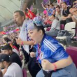 Naomi Watanabe Instagram - 日本vsドイツ カタールワールドカップに弾丸で試合観に行きました！ ミュージカル終わって即飛行機乗ったにょw 初めてのサッカー生観戦が歴史的な試合でまじぶち上がりました⚽️🔥 にわか中のにわかがこんな所にいていいのかしらって最初は緊張してたけど、途中から周りのドイツサポーター無視で喜びMAXだったにょw叫び過ぎて喉ぶっ壊れたにょw もう歌わないから叫びまくったw ユニフォーム着て街歩いてたら サウジアラビアサポーターが 「日本ぶちかませよ！頼むぞ！」とか ドイツサポーターが 「幸運を祈るよ！まあ負けないけどw」 とか楽しいコミュニケーションが取れて楽しかったw 会場では日本人サポーターもたっっくさんいて、まじで一丸になって歌唄ってめちゃ応援した！！！もちろんないろんな国の方が日本を応援しててさ、 チームっていいよなって泣きそうになった😭😭 今夜はコスタリカ戦！！ みんなでぶち上がってこ⚽️🇯🇵🇯🇵🇯🇵🇯🇵 ちなみに、ネロさんは大のサッカー好きで、横でずっとぶつぶつ喋ってたw 「今のオフサイドだろ！！💢」って100回叫んでたw楽しそうでよかったにょw #推しは三笘
