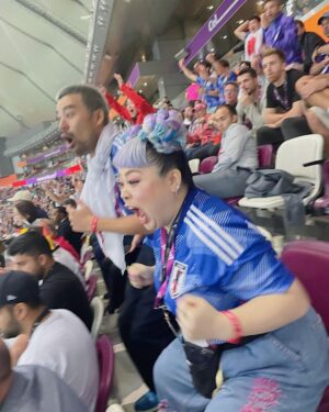 Naomi Watanabe Instagram - 日本vsドイツ カタールワールドカップに弾丸で試合観に行きました！
ミュージカル終わって即飛行機乗ったにょw

初めてのサッカー生観戦が歴史的な試合でまじぶち上がりました⚽️🔥
にわか中のにわかがこんな所にいていいのかしらって最初は緊張してたけど、途中から周りのドイツサポーター無視で喜びMAXだったにょw叫び過ぎて喉ぶっ壊れたにょw
もう歌わないから叫びまくったw

ユニフォーム着て街歩いてたら
サウジアラビアサポーターが
「日本ぶちかませよ！頼むぞ！」とか
ドイツサポーターが
「幸運を祈るよ！まあ負けないけどw」
とか楽しいコミュニケーションが取れて楽しかったw

会場では日本人サポーターもたっっくさんいて、まじで一丸になって歌唄ってめちゃ応援した！！！もちろんないろんな国の方が日本を応援しててさ、
チームっていいよなって泣きそうになった😭😭

今夜はコスタリカ戦！！
みんなでぶち上がってこ⚽️🇯🇵🇯🇵🇯🇵🇯🇵

ちなみに、ネロさんは大のサッカー好きで、横でずっとぶつぶつ喋ってたw
「今のオフサイドだろ！！💢」って100回叫んでたw楽しそうでよかったにょw

#推しは三笘