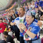 Naomi Watanabe Instagram - 日本vsドイツ カタールワールドカップに弾丸で試合観に行きました！ ミュージカル終わって即飛行機乗ったにょw 初めてのサッカー生観戦が歴史的な試合でまじぶち上がりました⚽️🔥 にわか中のにわかがこんな所にいていいのかしらって最初は緊張してたけど、途中から周りのドイツサポーター無視で喜びMAXだったにょw叫び過ぎて喉ぶっ壊れたにょw もう歌わないから叫びまくったw ユニフォーム着て街歩いてたら サウジアラビアサポーターが 「日本ぶちかませよ！頼むぞ！」とか ドイツサポーターが 「幸運を祈るよ！まあ負けないけどw」 とか楽しいコミュニケーションが取れて楽しかったw 会場では日本人サポーターもたっっくさんいて、まじで一丸になって歌唄ってめちゃ応援した！！！もちろんないろんな国の方が日本を応援しててさ、 チームっていいよなって泣きそうになった😭😭 今夜はコスタリカ戦！！ みんなでぶち上がってこ⚽️🇯🇵🇯🇵🇯🇵🇯🇵 ちなみに、ネロさんは大のサッカー好きで、横でずっとぶつぶつ喋ってたw 「今のオフサイドだろ！！💢」って100回叫んでたw楽しそうでよかったにょw #推しは三笘