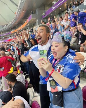 Naomi Watanabe Instagram - 日本vsドイツ カタールワールドカップに弾丸で試合観に行きました！
ミュージカル終わって即飛行機乗ったにょw

初めてのサッカー生観戦が歴史的な試合でまじぶち上がりました⚽️🔥
にわか中のにわかがこんな所にいていいのかしらって最初は緊張してたけど、途中から周りのドイツサポーター無視で喜びMAXだったにょw叫び過ぎて喉ぶっ壊れたにょw
もう歌わないから叫びまくったw

ユニフォーム着て街歩いてたら
サウジアラビアサポーターが
「日本ぶちかませよ！頼むぞ！」とか
ドイツサポーターが
「幸運を祈るよ！まあ負けないけどw」
とか楽しいコミュニケーションが取れて楽しかったw

会場では日本人サポーターもたっっくさんいて、まじで一丸になって歌唄ってめちゃ応援した！！！もちろんないろんな国の方が日本を応援しててさ、
チームっていいよなって泣きそうになった😭😭

今夜はコスタリカ戦！！
みんなでぶち上がってこ⚽️🇯🇵🇯🇵🇯🇵🇯🇵

ちなみに、ネロさんは大のサッカー好きで、横でずっとぶつぶつ喋ってたw
「今のオフサイドだろ！！💢」って100回叫んでたw楽しそうでよかったにょw

#推しは三笘
