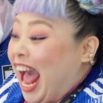 Naomi Watanabe Instagram - 日本vsドイツ カタールワールドカップに弾丸で試合観に行きました！ ミュージカル終わって即飛行機乗ったにょw 初めてのサッカー生観戦が歴史的な試合でまじぶち上がりました⚽️🔥 にわか中のにわかがこんな所にいていいのかしらって最初は緊張してたけど、途中から周りのドイツサポーター無視で喜びMAXだったにょw叫び過ぎて喉ぶっ壊れたにょw もう歌わないから叫びまくったw ユニフォーム着て街歩いてたら サウジアラビアサポーターが 「日本ぶちかませよ！頼むぞ！」とか ドイツサポーターが 「幸運を祈るよ！まあ負けないけどw」 とか楽しいコミュニケーションが取れて楽しかったw 会場では日本人サポーターもたっっくさんいて、まじで一丸になって歌唄ってめちゃ応援した！！！もちろんないろんな国の方が日本を応援しててさ、 チームっていいよなって泣きそうになった😭😭 今夜はコスタリカ戦！！ みんなでぶち上がってこ⚽️🇯🇵🇯🇵🇯🇵🇯🇵 ちなみに、ネロさんは大のサッカー好きで、横でずっとぶつぶつ喋ってたw 「今のオフサイドだろ！！💢」って100回叫んでたw楽しそうでよかったにょw #推しは三笘