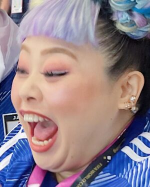 Naomi Watanabe Instagram - 日本vsドイツ カタールワールドカップに弾丸で試合観に行きました！
ミュージカル終わって即飛行機乗ったにょw

初めてのサッカー生観戦が歴史的な試合でまじぶち上がりました⚽️🔥
にわか中のにわかがこんな所にいていいのかしらって最初は緊張してたけど、途中から周りのドイツサポーター無視で喜びMAXだったにょw叫び過ぎて喉ぶっ壊れたにょw
もう歌わないから叫びまくったw

ユニフォーム着て街歩いてたら
サウジアラビアサポーターが
「日本ぶちかませよ！頼むぞ！」とか
ドイツサポーターが
「幸運を祈るよ！まあ負けないけどw」
とか楽しいコミュニケーションが取れて楽しかったw

会場では日本人サポーターもたっっくさんいて、まじで一丸になって歌唄ってめちゃ応援した！！！もちろんないろんな国の方が日本を応援しててさ、
チームっていいよなって泣きそうになった😭😭

今夜はコスタリカ戦！！
みんなでぶち上がってこ⚽️🇯🇵🇯🇵🇯🇵🇯🇵

ちなみに、ネロさんは大のサッカー好きで、横でずっとぶつぶつ喋ってたw
「今のオフサイドだろ！！💢」って100回叫んでたw楽しそうでよかったにょw

#推しは三笘