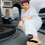 Naomi Watanabe Instagram - 一本下駄in Paris🇫🇷 2年前、ニューヨークへ引っ越しする時、 何を日本から持って行けばいいかをストーリーで フォロワーのみんなにアンケートをとりながら 引っ越し準備してたんだけど、 ボケで出したこの下駄に1番票が集まってしまったところから 事件は始まりました。 そこから毎回海外へいくパッキングのたびにこの一本下駄を最初に入れるというボケをやって早3年。 毎度DMで1番いらんやろというツッコミをいただいて実際は持って行かずのくだりをやってたんだけど今回ガチで持って行ってみた かさばるしコーデむずいし歩きずらいけどなんか盛れたっぽくない？ あと街中歩いてたら フランスの犬が聞いた事ない下駄の音にわざわざバルコニーまで出て来てずっと私にバチギレの吠えまくりで草でした 最初の動画音出して聞いてみて、鬼キレてるにょ ちなみに初めて道路の上歩いてみたけど地味に歩けててうにょ #paris #一本下駄 #凱旋門 #最後の動画ホラーで草 #👺 #もののけ姫 #日曜日の夜どこも店空いてなくてマック #流石に下駄でマック入れませんでした Paris, France