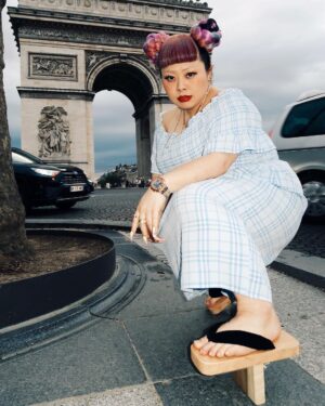 Naomi Watanabe Instagram - 一本下駄in Paris🇫🇷

2年前、ニューヨークへ引っ越しする時、
何を日本から持って行けばいいかをストーリーで
フォロワーのみんなにアンケートをとりながら
引っ越し準備してたんだけど、
ボケで出したこの下駄に1番票が集まってしまったところから
事件は始まりました。

そこから毎回海外へいくパッキングのたびにこの一本下駄を最初に入れるというボケをやって早3年。

毎度DMで1番いらんやろというツッコミをいただいて実際は持って行かずのくだりをやってたんだけど今回ガチで持って行ってみた

かさばるしコーデむずいし歩きずらいけどなんか盛れたっぽくない？

あと街中歩いてたら
フランスの犬が聞いた事ない下駄の音にわざわざバルコニーまで出て来てずっと私にバチギレの吠えまくりで草でした
最初の動画音出して聞いてみて、鬼キレてるにょ

ちなみに初めて道路の上歩いてみたけど地味に歩けててうにょ

#paris 
#一本下駄
#凱旋門
#最後の動画ホラーで草
#👺
#もののけ姫
#日曜日の夜どこも店空いてなくてマック
#流石に下駄でマック入れませんでした