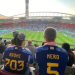 Naomi Watanabe Instagram - 日本vsドイツ カタールワールドカップに弾丸で試合観に行きました！ ミュージカル終わって即飛行機乗ったにょw 初めてのサッカー生観戦が歴史的な試合でまじぶち上がりました⚽️🔥 にわか中のにわかがこんな所にいていいのかしらって最初は緊張してたけど、途中から周りのドイツサポーター無視で喜びMAXだったにょw叫び過ぎて喉ぶっ壊れたにょw もう歌わないから叫びまくったw ユニフォーム着て街歩いてたら サウジアラビアサポーターが 「日本ぶちかませよ！頼むぞ！」とか ドイツサポーターが 「幸運を祈るよ！まあ負けないけどw」 とか楽しいコミュニケーションが取れて楽しかったw 会場では日本人サポーターもたっっくさんいて、まじで一丸になって歌唄ってめちゃ応援した！！！もちろんないろんな国の方が日本を応援しててさ、 チームっていいよなって泣きそうになった😭😭 今夜はコスタリカ戦！！ みんなでぶち上がってこ⚽️🇯🇵🇯🇵🇯🇵🇯🇵 ちなみに、ネロさんは大のサッカー好きで、横でずっとぶつぶつ喋ってたw 「今のオフサイドだろ！！💢」って100回叫んでたw楽しそうでよかったにょw #推しは三笘