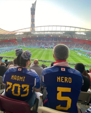 Naomi Watanabe Instagram - 日本vsドイツ カタールワールドカップに弾丸で試合観に行きました！
ミュージカル終わって即飛行機乗ったにょw

初めてのサッカー生観戦が歴史的な試合でまじぶち上がりました⚽️🔥
にわか中のにわかがこんな所にいていいのかしらって最初は緊張してたけど、途中から周りのドイツサポーター無視で喜びMAXだったにょw叫び過ぎて喉ぶっ壊れたにょw
もう歌わないから叫びまくったw

ユニフォーム着て街歩いてたら
サウジアラビアサポーターが
「日本ぶちかませよ！頼むぞ！」とか
ドイツサポーターが
「幸運を祈るよ！まあ負けないけどw」
とか楽しいコミュニケーションが取れて楽しかったw

会場では日本人サポーターもたっっくさんいて、まじで一丸になって歌唄ってめちゃ応援した！！！もちろんないろんな国の方が日本を応援しててさ、
チームっていいよなって泣きそうになった😭😭

今夜はコスタリカ戦！！
みんなでぶち上がってこ⚽️🇯🇵🇯🇵🇯🇵🇯🇵

ちなみに、ネロさんは大のサッカー好きで、横でずっとぶつぶつ喋ってたw
「今のオフサイドだろ！！💢」って100回叫んでたw楽しそうでよかったにょw

#推しは三笘