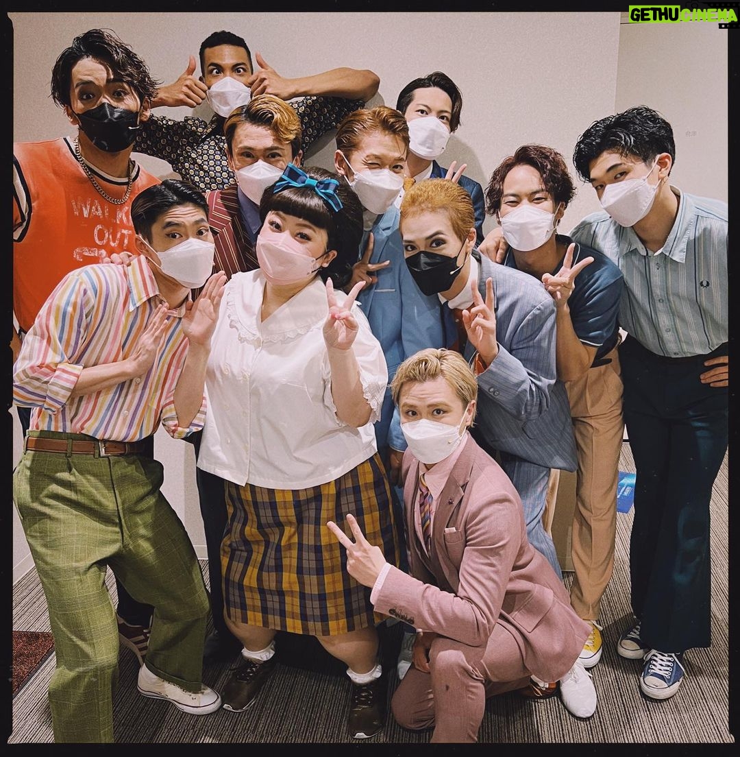 Naomi Watanabe Instagram - 昨日ミュージカル「ヘアスプレー」大千穐楽を迎えました! 右も左も分からないミュージカル素人の私をカンパニーメンバーが約5ヶ月間、毎日励まし支えてくれました。こんな愛に溢れたカンパニーと愛に溢れた作品を愛に溢れたお客様にお届け出来たことを凄く幸せに思います。 沢山のお客様にお届けしたかったですが、一部公演中止がありました。改めて楽しみにしてくださった皆様、申し訳ございませんでした。 カンパニーメンバー誰1人大きな怪我もなく、悔しい思いもしながらコロナから復帰し、無事最後まで走り切ることができました。 本当に皆様の応援のおかげです! 色々な形で沢山応援してくださった皆様、ありがとうございました!! また皆様にお会いできる日を楽しみにしております。 てか、まじでみんなに会いたかった… 絶対会おうね。 ちなみに、、、、 20キロ痩せましたwwww おすすめだにょwwww ヘアスプレーダイエットwww 観に来た方はわかるよね? あれは、痩せるよね?w Musical Hairspray ended successfully yesterday! Thank you for about 5 months!