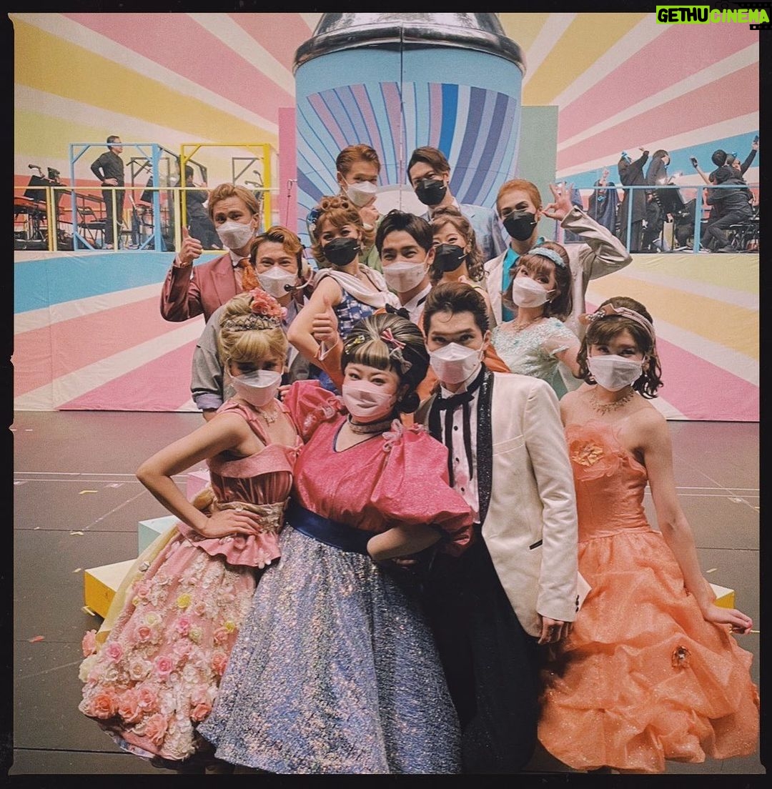 Naomi Watanabe Instagram - 昨日ミュージカル「ヘアスプレー」大千穐楽を迎えました! 右も左も分からないミュージカル素人の私をカンパニーメンバーが約5ヶ月間、毎日励まし支えてくれました。こんな愛に溢れたカンパニーと愛に溢れた作品を愛に溢れたお客様にお届け出来たことを凄く幸せに思います。 沢山のお客様にお届けしたかったですが、一部公演中止がありました。改めて楽しみにしてくださった皆様、申し訳ございませんでした。 カンパニーメンバー誰1人大きな怪我もなく、悔しい思いもしながらコロナから復帰し、無事最後まで走り切ることができました。 本当に皆様の応援のおかげです! 色々な形で沢山応援してくださった皆様、ありがとうございました!! また皆様にお会いできる日を楽しみにしております。 てか、まじでみんなに会いたかった… 絶対会おうね。 ちなみに、、、、 20キロ痩せましたwwww おすすめだにょwwww ヘアスプレーダイエットwww 観に来た方はわかるよね? あれは、痩せるよね?w Musical Hairspray ended successfully yesterday! Thank you for about 5 months!