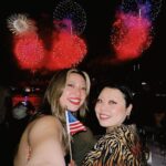 Naomi Watanabe Instagram - Happy 4th of july⭐️ アメリカでも大きな祝日、独立記念日に打ち上がる花火を @alisaueno ちゃんと観に行きました！！ ひっさびさにこんな間近で花火を観たので、感動しすぎて私の語彙力の無さが露呈してますが動画も共有します 今回世界で活躍している人生の先輩方と一緒だったんですが、私の過去の恋バナになり最初は皆さんワクワクしてたけど、どんどん「幼稚園児の恋バナ聞いてる？」ってくらいみんな悟り開いた顔になってた 70代チームは35歳でそのピュアさ大丈夫そ？って顔してた 失礼いたしました 素敵なレストランにご招待いただいたのに私の変な恋バナで皆様悟り開いちゃったのでお詫びにエアドロのやり方教えました！！ 皆さん「こんなの知らなかった😆」って喜んでくれたのでどうにかプラマイゼロで1日が終わりました！ うにょ🩵 花火パワーで明日からも頑張ります！！！ @tomonyhappy さん、ご招待ありがとうございました🫶 #happy4thofjuly New York, New York