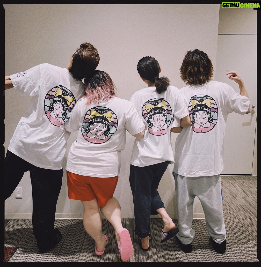 Naomi Watanabe Instagram - 昨日ミュージカル「ヘアスプレー」大千穐楽を迎えました! 右も左も分からないミュージカル素人の私をカンパニーメンバーが約5ヶ月間、毎日励まし支えてくれました。こんな愛に溢れたカンパニーと愛に溢れた作品を愛に溢れたお客様にお届け出来たことを凄く幸せに思います。 沢山のお客様にお届けしたかったですが、一部公演中止がありました。改めて楽しみにしてくださった皆様、申し訳ございませんでした。 カンパニーメンバー誰1人大きな怪我もなく、悔しい思いもしながらコロナから復帰し、無事最後まで走り切ることができました。 本当に皆様の応援のおかげです! 色々な形で沢山応援してくださった皆様、ありがとうございました!! また皆様にお会いできる日を楽しみにしております。 てか、まじでみんなに会いたかった… 絶対会おうね。 ちなみに、、、、 20キロ痩せましたwwww おすすめだにょwwww ヘアスプレーダイエットwww 観に来た方はわかるよね? あれは、痩せるよね?w Musical Hairspray ended successfully yesterday! Thank you for about 5 months!