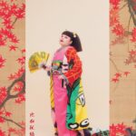 Naomi Watanabe Instagram - @kimonoanneofficial の表紙を務めました🫶歴史あるお着物沢山着れて嬉しい！ 袖通す時破れないか怖くて震えてたにょww 16日から発売されてます！ いつか私服も全てお着物にしたい！ サラッと着付けれる大人になりたいにょ 眉毛はもちろんブリーチ🏩 #一本下駄の出番はありません