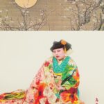 Naomi Watanabe Instagram - @kimonoanneofficial の表紙を務めました🫶歴史あるお着物沢山着れて嬉しい！ 袖通す時破れないか怖くて震えてたにょww 16日から発売されてます！ いつか私服も全てお着物にしたい！ サラッと着付けれる大人になりたいにょ 眉毛はもちろんブリーチ🏩 #一本下駄の出番はありません