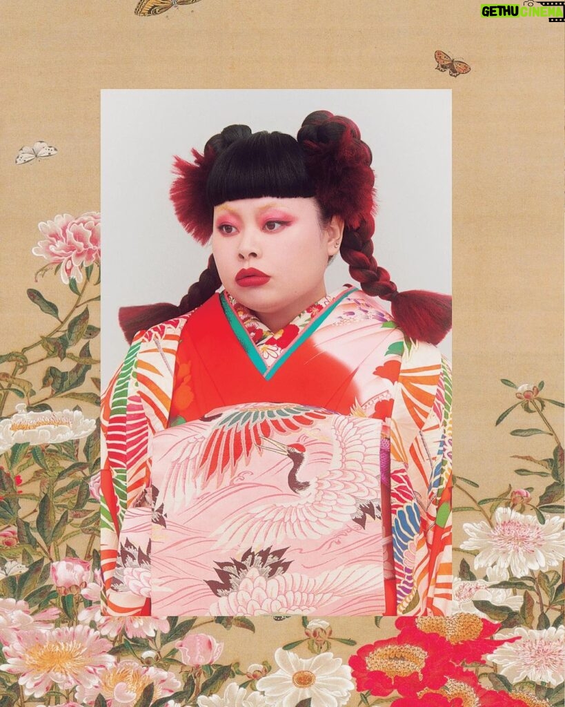 Naomi Watanabe Instagram - @kimonoanneofficial の表紙を務めました🫶歴史あるお着物沢山着れて嬉しい！ 袖通す時破れないか怖くて震えてたにょww 16日から発売されてます！ いつか私服も全てお着物にしたい！ サラッと着付けれる大人になりたいにょ 眉毛はもちろんブリーチ🏩 #一本下駄の出番はありません
