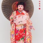 Naomi Watanabe Instagram - @kimonoanneofficial の表紙を務めました🫶歴史あるお着物沢山着れて嬉しい！ 袖通す時破れないか怖くて震えてたにょww 16日から発売されてます！ いつか私服も全てお着物にしたい！ サラッと着付けれる大人になりたいにょ 眉毛はもちろんブリーチ🏩 #一本下駄の出番はありません
