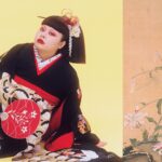 Naomi Watanabe Instagram - @kimonoanneofficial の表紙を務めました🫶歴史あるお着物沢山着れて嬉しい！ 袖通す時破れないか怖くて震えてたにょww 16日から発売されてます！ いつか私服も全てお着物にしたい！ サラッと着付けれる大人になりたいにょ 眉毛はもちろんブリーチ🏩 #一本下駄の出番はありません
