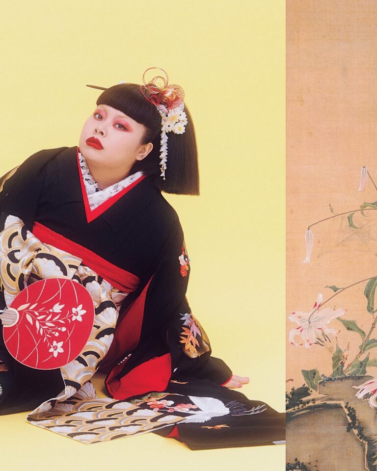 Naomi Watanabe Instagram - @kimonoanneofficial の表紙を務めました🫶歴史あるお着物沢山着れて嬉しい！ 袖通す時破れないか怖くて震えてたにょww 16日から発売されてます！ いつか私服も全てお着物にしたい！ サラッと着付けれる大人になりたいにょ 眉毛はもちろんブリーチ🏩 #一本下駄の出番はありません