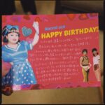Naomi Watanabe Instagram - 本日はミュージカルヘアスプレー 大阪公演初日、そして私ごとですが35歳になりました！！ 最後のカーテンコールでサプライズお誕生日会(?)を皆さまにしていただきめっちゃ幸せでした🏩くす玉の絵はそうちゃんが描いてくれたみたい🥹🫶ありがとろろそばだよ！ 初めてのミュージカル主演ということでこの数ヶ月ずっと意味わかんないくらい緊張してますw そんな中、愛に溢れたカンパニーの皆さまの沢山の優しさとお客様から沢山のパワーをいただき日々元気にトレイシーを演じれてます！！ そして公演中ずっとDMやコメントで応援してくれてる皆さまもありがとうございます🥹ガチで日々の力になってます！ こんなにSNS更新しないことないから、友達からも生きてる？って連絡きたにょwww 東京公演、福岡公演にお越しいただいた皆さまありがとうございました！ そして大阪公演の皆さま、よろしくお願いします！ 35歳も引き続きよろしくお願いします！ ちなみになんの写真が謎かな？w