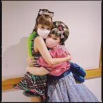 Naomi Watanabe Instagram - 本日はミュージカルヘアスプレー 大阪公演初日、そして私ごとですが35歳になりました！！ 最後のカーテンコールでサプライズお誕生日会(?)を皆さまにしていただきめっちゃ幸せでした🏩くす玉の絵はそうちゃんが描いてくれたみたい🥹🫶ありがとろろそばだよ！ 初めてのミュージカル主演ということでこの数ヶ月ずっと意味わかんないくらい緊張してますw そんな中、愛に溢れたカンパニーの皆さまの沢山の優しさとお客様から沢山のパワーをいただき日々元気にトレイシーを演じれてます！！ そして公演中ずっとDMやコメントで応援してくれてる皆さまもありがとうございます🥹ガチで日々の力になってます！ こんなにSNS更新しないことないから、友達からも生きてる？って連絡きたにょwww 東京公演、福岡公演にお越しいただいた皆さまありがとうございました！ そして大阪公演の皆さま、よろしくお願いします！ 35歳も引き続きよろしくお願いします！ ちなみになんの写真が謎かな？w
