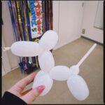 Naomi Watanabe Instagram - 本日はミュージカルヘアスプレー 大阪公演初日、そして私ごとですが35歳になりました！！ 最後のカーテンコールでサプライズお誕生日会(?)を皆さまにしていただきめっちゃ幸せでした🏩くす玉の絵はそうちゃんが描いてくれたみたい🥹🫶ありがとろろそばだよ！ 初めてのミュージカル主演ということでこの数ヶ月ずっと意味わかんないくらい緊張してますw そんな中、愛に溢れたカンパニーの皆さまの沢山の優しさとお客様から沢山のパワーをいただき日々元気にトレイシーを演じれてます！！ そして公演中ずっとDMやコメントで応援してくれてる皆さまもありがとうございます🥹ガチで日々の力になってます！ こんなにSNS更新しないことないから、友達からも生きてる？って連絡きたにょwww 東京公演、福岡公演にお越しいただいた皆さまありがとうございました！ そして大阪公演の皆さま、よろしくお願いします！ 35歳も引き続きよろしくお願いします！ ちなみになんの写真が謎かな？w