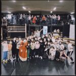 Naomi Watanabe Instagram - 本日はミュージカルヘアスプレー 大阪公演初日、そして私ごとですが35歳になりました！！ 最後のカーテンコールでサプライズお誕生日会(?)を皆さまにしていただきめっちゃ幸せでした🏩くす玉の絵はそうちゃんが描いてくれたみたい🥹🫶ありがとろろそばだよ！ 初めてのミュージカル主演ということでこの数ヶ月ずっと意味わかんないくらい緊張してますw そんな中、愛に溢れたカンパニーの皆さまの沢山の優しさとお客様から沢山のパワーをいただき日々元気にトレイシーを演じれてます！！ そして公演中ずっとDMやコメントで応援してくれてる皆さまもありがとうございます🥹ガチで日々の力になってます！ こんなにSNS更新しないことないから、友達からも生きてる？って連絡きたにょwww 東京公演、福岡公演にお越しいただいた皆さまありがとうございました！ そして大阪公演の皆さま、よろしくお願いします！ 35歳も引き続きよろしくお願いします！ ちなみになんの写真が謎かな？w