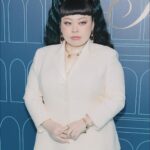 Naomi Watanabe Instagram - ニューヨーク五番街の @tiffanyandco 本店リニューアルオープンイベントにご招待頂きましたのでお祝いに行ってまいりました！ 本当に世界中の方々がお祝いに駆けつけてて溢れかえる人混みの中、ブランドアンバサダーを務めるジミン大先生と再会したよ🫶 昔一緒に仕事したことあったけど流石に覚えてないだろうなーと思いながらも一か八か遠くから手振ってみたら「お久しぶりです！」って覚えてくれてた SPになんかヤバいやつ来た！みたいに警戒されてたからまじ危なかった 覚えてくれてて嬉しい！って言ったら、はい、確か5.6年前ですね？ってピンポイントで言われて記憶力エグくない？って笑っちゃったよ で最後に 私達のファンはあなたが好きです！ って言われて、謎にテンパって 私も好きですとお伝えください(?) とか意味わかんないこと言った。 BTSファンポカン案件 身体に気をつけて過ごしてね！とか親戚のおばさんみたいなこと言って去りました 色んな方々とお祝いトークしながら 素敵な1日を過ごしました！！ てかすごい貴重な経験でした！ おケイティ先生のライブもみんなぶちあげでした！ こういうパーティーってみんな軽く食べるくらいなのに私10回くらいおかわりしまくってたから流石にお店の方引いててワロタ またあいつ来た…みたいな顔しててうにょ ぜひニューヨークに来た時は新しくなった @tiffanyandco に遊びに行ってみて！ ちなみに今回のアクセサリーは全て ティファニー大先生の作品です💙 なんかさ、凄いパーティーで色んな方と お喋りできてまじ夢みたいでした hair @nerohair styling @cc_looo #TiffanyandCo #TheTiffanyLandmark #TiffanyPartner