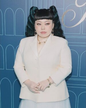 Naomi Watanabe Instagram - ニューヨーク五番街の @tiffanyandco 本店リニューアルオープンイベントにご招待頂きましたのでお祝いに行ってまいりました！

本当に世界中の方々がお祝いに駆けつけてて溢れかえる人混みの中、ブランドアンバサダーを務めるジミン大先生と再会したよ🫶

昔一緒に仕事したことあったけど流石に覚えてないだろうなーと思いながらも一か八か遠くから手振ってみたら「お久しぶりです！」って覚えてくれてた
SPになんかヤバいやつ来た！みたいに警戒されてたからまじ危なかった

覚えてくれてて嬉しい！って言ったら、はい、確か5.6年前ですね？ってピンポイントで言われて記憶力エグくない？って笑っちゃったよ

で最後に
私達のファンはあなたが好きです！
って言われて、謎にテンパって
私も好きですとお伝えください(?)
とか意味わかんないこと言った。
BTSファンポカン案件

身体に気をつけて過ごしてね！とか親戚のおばさんみたいなこと言って去りました

色んな方々とお祝いトークしながら
素敵な1日を過ごしました！！
てかすごい貴重な経験でした！
おケイティ先生のライブもみんなぶちあげでした！

こういうパーティーってみんな軽く食べるくらいなのに私10回くらいおかわりしまくってたから流石にお店の方引いててワロタ
またあいつ来た…みたいな顔しててうにょ

ぜひニューヨークに来た時は新しくなった @tiffanyandco に遊びに行ってみて！

ちなみに今回のアクセサリーは全て
ティファニー大先生の作品です💙

なんかさ、凄いパーティーで色んな方と
お喋りできてまじ夢みたいでした

hair @nerohair 
styling @cc_looo 

#TiffanyandCo #TheTiffanyLandmark #TiffanyPartner