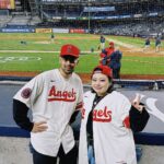 Naomi Watanabe Instagram - 2年ぶりに大谷選手を拝みにヤンキースタジアムに行きました！ しかもこの日4/18はちょうど 旧ヤンキースタジアム100年記念日という特別な日。 今回も頑張って良き席を取ったんですが、相変わらずシャイなもんで大きな声で応援できず 集中の邪魔にならないように ずっと小声で、 「オオタニー…ガンバレー…」 って声援送ってました もう世界中から愛されてる大谷選手なので、敵チームファンからも至る所からオオタニーコールが巻き起こってました！ 私たちの後ろの子供達がずっと声援を送ってて、大谷選手がそれに反応した素敵な瞬間のビデオをみなさんに共有します！！ただそのあとの私の一言がまじきしょいです しかもめちゃ声小さいから聞き取れた方はぜひコメントに書いて下さい！笑 HRからの盗塁からの勝利。 おめでとうございます！ パワー頂きました 私もお仕事がんばるぞー！！！！ #1人ホットドッグダンシング事件 Yankee Stadium