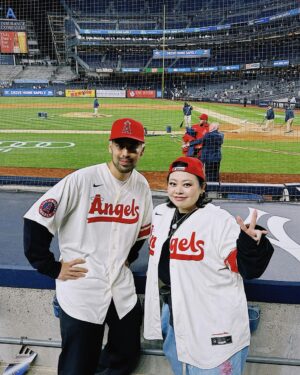 Naomi Watanabe Instagram - 2年ぶりに大谷選手を拝みにヤンキースタジアムに行きました！

しかもこの日4/18はちょうど
旧ヤンキースタジアム100年記念日という特別な日。

今回も頑張って良き席を取ったんですが、相変わらずシャイなもんで大きな声で応援できず

集中の邪魔にならないように
ずっと小声で、
「オオタニー…ガンバレー…」
って声援送ってました

もう世界中から愛されてる大谷選手なので、敵チームファンからも至る所からオオタニーコールが巻き起こってました！

私たちの後ろの子供達がずっと声援を送ってて、大谷選手がそれに反応した素敵な瞬間のビデオをみなさんに共有します！！ただそのあとの私の一言がまじきしょいです
しかもめちゃ声小さいから聞き取れた方はぜひコメントに書いて下さい！笑

HRからの盗塁からの勝利。
おめでとうございます！

パワー頂きました
私もお仕事がんばるぞー！！！！

#1人ホットドッグダンシング事件