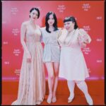 Naomi Watanabe Instagram - この度@skii の新しいキャンペーンに我々参加いたしました🥹昨日はその発表イベントで　@miyoshi.aa @mina_sr_my ちゃん達とトークショーしたにょ🥹 チームアンバサダー🤍 2人とは久々の再会で嬉しかったよ😆🙌なぜか見守ってる母みたいな立ち位置で、ちゃんとご飯食べて眠れてるかな？とか意味わかんない気持ちでいたよw 誰お前っていうw 彩花ちゃんもミナちゃんも元気そうでよかった😊💫 あと、昔からの癖で 芸能人と会うとその方にまつわる曲を鼻歌で歌っちゃう癖あるんだけど、ずっとTWICEのSIGNALを歌いそうになってずっと我慢してたwwwww 裏で3人で喋ってる時100回くらい抑えたw側から見たらゲップ我慢してる人だと思うw 素敵なトークショーでした🥰 新しいキャンペーンもみてにょ🥹🙌