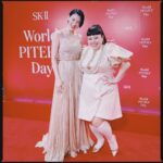 Naomi Watanabe Instagram - この度@skii の新しいキャンペーンに我々参加いたしました🥹昨日はその発表イベントで　@miyoshi.aa @mina_sr_my ちゃん達とトークショーしたにょ🥹 チームアンバサダー🤍 2人とは久々の再会で嬉しかったよ😆🙌なぜか見守ってる母みたいな立ち位置で、ちゃんとご飯食べて眠れてるかな？とか意味わかんない気持ちでいたよw 誰お前っていうw 彩花ちゃんもミナちゃんも元気そうでよかった😊💫 あと、昔からの癖で 芸能人と会うとその方にまつわる曲を鼻歌で歌っちゃう癖あるんだけど、ずっとTWICEのSIGNALを歌いそうになってずっと我慢してたwwwww 裏で3人で喋ってる時100回くらい抑えたw側から見たらゲップ我慢してる人だと思うw 素敵なトークショーでした🥰 新しいキャンペーンもみてにょ🥹🙌
