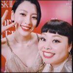 Naomi Watanabe Instagram - この度@skii の新しいキャンペーンに我々参加いたしました🥹昨日はその発表イベントで　@miyoshi.aa @mina_sr_my ちゃん達とトークショーしたにょ🥹 チームアンバサダー🤍 2人とは久々の再会で嬉しかったよ😆🙌なぜか見守ってる母みたいな立ち位置で、ちゃんとご飯食べて眠れてるかな？とか意味わかんない気持ちでいたよw 誰お前っていうw 彩花ちゃんもミナちゃんも元気そうでよかった😊💫 あと、昔からの癖で 芸能人と会うとその方にまつわる曲を鼻歌で歌っちゃう癖あるんだけど、ずっとTWICEのSIGNALを歌いそうになってずっと我慢してたwwwww 裏で3人で喋ってる時100回くらい抑えたw側から見たらゲップ我慢してる人だと思うw 素敵なトークショーでした🥰 新しいキャンペーンもみてにょ🥹🙌