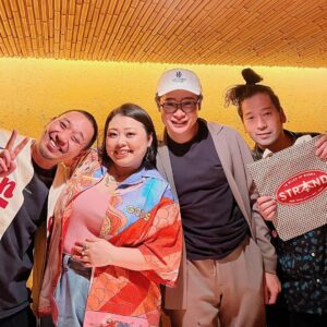 Naomi Watanabe Instagram - ただいまんちょろぴ🇯🇵💓 皆様お忙しいのにお会いできて感激にょ🥰💓吉村さんにゴルフキャッププレゼントしたけどなんか似合ってなくてみんなで笑ったにょ😂 「俺も大谷選手のユニフォームが良かった…」 ってゴルフキャップ全否定で草 日本の皆様、 よろしくお願いします😆❤️‍🔥 ミュージカル ヘアスプレーの稽古から本番まで、 ぶちかましなおちゃんこ鍋🍲 他のお仕事も頑張るにょ🤩 そして日本全国の飯、食いまくるぞ🧟‍♀️ I'm back in Japan 🥹💫 I met my favorite comedian seniors 💓 I'll do my best until December 💫 Come see the musical hairspray ❤️‍🔥 Tokyo, Japan