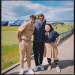Naomi Watanabe Instagram - Happy birthday Jannis🎂💓 We love you🥰💫❤️‍🔥 BOSSのドバイ撮影でスタスタとヤニスが歩いてきて私に 「今日から君は僕のお気に入りね😏」 って言ってきたのがヤニスとの出会いw YouTubeでも話だけど、ドバイに集まった大勢のセレブリティ達に、英語もうまく喋れない私はドギマギ状態でw どうしていいかわからない気持ちが限界突破してさw 壁を爪でツンツンしながら 早く時よ過ぎろモードになり始めたのよ😂 根暗大爆発ww そしたらヤニスがすぐ私の手を引っ張って 「みんなーこちらは直美だよ☺️写真直美も一緒に撮ろうよ☺️」って言いながらセレブの輪に入れてくれた、 まじ救世主王子なのwww もちろんみんなもおいで！って優しく迎え入れてくれて、ウジウジ人間にコミュニケーションのキッカケを与えてくれたヤニス様にはまじ大感謝で頭が上がりません🥹💫 今回のスコットランドでは、沢山の仲間と笑ったり喋ったりコミュニケーション多めで、前回の自分と全然違ったんだにょ🥰それは、言葉の壁があっても、自分の気持ちを伝えることは出来る！誰も怖くないし何も怖くないよってヤニスに教えてもらったからね🥰❤️‍🔥おかげで沢山の人達とお話しできたの😭私は変な英語だし、話半分しか理解できてなかったけどwみんな優しい🥹 一回、全く英語が聞き取れず、話止めたくないからずっと愛想笑いしてたら、不思議そうな顔でみんな見てきて、「あれ？笑うところじゃなかった？」って不安になってたら実は全員ドイツ語で話してた事件があったにょwww 「え、直美ドイツ語わかるん？」って変な空気になって😂😂😂 満面の笑みで即去りしたよ😂😂😂 話ズレたけど、 優しくて愛に溢れたヤニスがみんな大好きだにょ🥰❤️‍🔥 勇気を教えてくれてありがとう🥹 ヤニスにとって素敵な一年になりますように🥰💫💫 感謝の気持ちをいつかじっくり英語で話せるように頑張るわ😂😂😂 今回は翻訳のボタンを本人が押すことを願いますw 改めてお誕生日おめでとうヤニス🎂💓