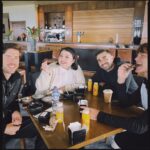 Naomi Watanabe Instagram - Happy birthday Jannis🎂💓 We love you🥰💫❤️‍🔥 BOSSのドバイ撮影でスタスタとヤニスが歩いてきて私に 「今日から君は僕のお気に入りね😏」 って言ってきたのがヤニスとの出会いw YouTubeでも話だけど、ドバイに集まった大勢のセレブリティ達に、英語もうまく喋れない私はドギマギ状態でw どうしていいかわからない気持ちが限界突破してさw 壁を爪でツンツンしながら 早く時よ過ぎろモードになり始めたのよ😂 根暗大爆発ww そしたらヤニスがすぐ私の手を引っ張って 「みんなーこちらは直美だよ☺️写真直美も一緒に撮ろうよ☺️」って言いながらセレブの輪に入れてくれた、 まじ救世主王子なのwww もちろんみんなもおいで！って優しく迎え入れてくれて、ウジウジ人間にコミュニケーションのキッカケを与えてくれたヤニス様にはまじ大感謝で頭が上がりません🥹💫 今回のスコットランドでは、沢山の仲間と笑ったり喋ったりコミュニケーション多めで、前回の自分と全然違ったんだにょ🥰それは、言葉の壁があっても、自分の気持ちを伝えることは出来る！誰も怖くないし何も怖くないよってヤニスに教えてもらったからね🥰❤️‍🔥おかげで沢山の人達とお話しできたの😭私は変な英語だし、話半分しか理解できてなかったけどwみんな優しい🥹 一回、全く英語が聞き取れず、話止めたくないからずっと愛想笑いしてたら、不思議そうな顔でみんな見てきて、「あれ？笑うところじゃなかった？」って不安になってたら実は全員ドイツ語で話してた事件があったにょwww 「え、直美ドイツ語わかるん？」って変な空気になって😂😂😂 満面の笑みで即去りしたよ😂😂😂 話ズレたけど、 優しくて愛に溢れたヤニスがみんな大好きだにょ🥰❤️‍🔥 勇気を教えてくれてありがとう🥹 ヤニスにとって素敵な一年になりますように🥰💫💫 感謝の気持ちをいつかじっくり英語で話せるように頑張るわ😂😂😂 今回は翻訳のボタンを本人が押すことを願いますw 改めてお誕生日おめでとうヤニス🎂💓