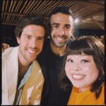 Naomi Watanabe Instagram - Happy birthday Jannis🎂💓 We love you🥰💫❤️‍🔥 BOSSのドバイ撮影でスタスタとヤニスが歩いてきて私に 「今日から君は僕のお気に入りね😏」 って言ってきたのがヤニスとの出会いw YouTubeでも話だけど、ドバイに集まった大勢のセレブリティ達に、英語もうまく喋れない私はドギマギ状態でw どうしていいかわからない気持ちが限界突破してさw 壁を爪でツンツンしながら 早く時よ過ぎろモードになり始めたのよ😂 根暗大爆発ww そしたらヤニスがすぐ私の手を引っ張って 「みんなーこちらは直美だよ☺️写真直美も一緒に撮ろうよ☺️」って言いながらセレブの輪に入れてくれた、 まじ救世主王子なのwww もちろんみんなもおいで！って優しく迎え入れてくれて、ウジウジ人間にコミュニケーションのキッカケを与えてくれたヤニス様にはまじ大感謝で頭が上がりません🥹💫 今回のスコットランドでは、沢山の仲間と笑ったり喋ったりコミュニケーション多めで、前回の自分と全然違ったんだにょ🥰それは、言葉の壁があっても、自分の気持ちを伝えることは出来る！誰も怖くないし何も怖くないよってヤニスに教えてもらったからね🥰❤️‍🔥おかげで沢山の人達とお話しできたの😭私は変な英語だし、話半分しか理解できてなかったけどwみんな優しい🥹 一回、全く英語が聞き取れず、話止めたくないからずっと愛想笑いしてたら、不思議そうな顔でみんな見てきて、「あれ？笑うところじゃなかった？」って不安になってたら実は全員ドイツ語で話してた事件があったにょwww 「え、直美ドイツ語わかるん？」って変な空気になって😂😂😂 満面の笑みで即去りしたよ😂😂😂 話ズレたけど、 優しくて愛に溢れたヤニスがみんな大好きだにょ🥰❤️‍🔥 勇気を教えてくれてありがとう🥹 ヤニスにとって素敵な一年になりますように🥰💫💫 感謝の気持ちをいつかじっくり英語で話せるように頑張るわ😂😂😂 今回は翻訳のボタンを本人が押すことを願いますw 改めてお誕生日おめでとうヤニス🎂💓