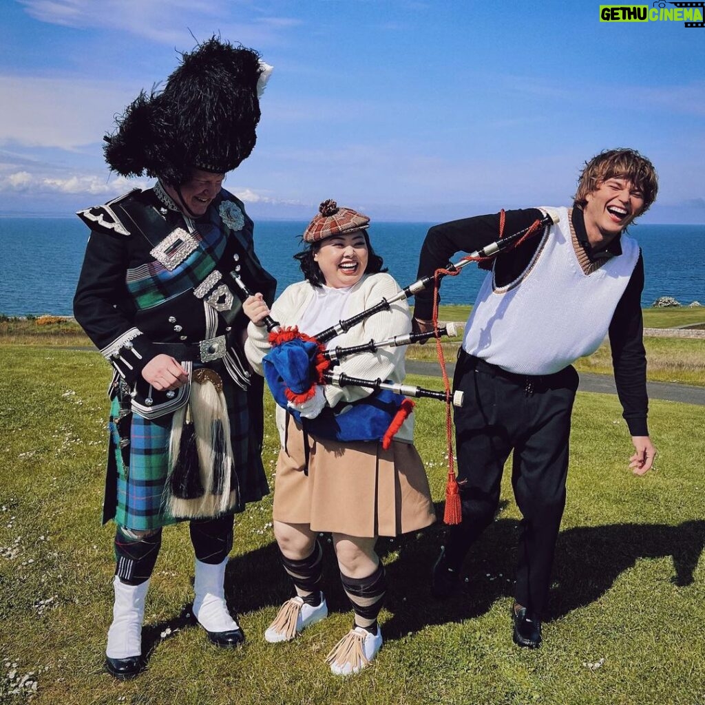 Naomi Watanabe Instagram - @boss の撮影&スペシャルイベントでスコットランドに来ました。今回のテーマはゴルフ！！初ゴルフ楽しかった！ 撮影した動画は @boss にあるので見てね 私のソロ動画だけ他の子達とテイスト違うからぜひ見比べてw ヒント 昭和のコメディー まさか歴史的なゴルフ場でデビューできるとは 憧れのゴルフファッション もちろん撮影現場で事件は起きてるよ、 なおみわたなべがいるところには事件ありだよ ヒント 大勢の前で紅茶吐いた お楽しみに それではみんなもゴルフ楽しもう #BeYourOwnBOSS #ad St. Andrews Old Course