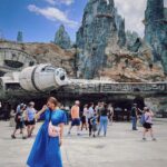 Naomi Watanabe Instagram - At the Star Wars attraction for the first time, we were too bad at driving and the Americans who were on board got angry 😂 I'm sorry 😂 I'm glad I didn't understand English so much 😂 お待たせしました ディズニーワールド2日目 現地で買ったグッズで完全装備 2日目はディズニーハリウッドスタジオに行ったよ ここはスターウォーズエリアがあって、世界中のファンがいっぱい集まってた てかこのスターウォーズエリアまじリアルでイカつい みんな興奮してた 映画に出てくる有名な棒もオリジナルで作れるよ！棒 興奮といえば ストーリーズにも書いたけど、 大人気のスターウォーズのアトラクションがあって！6人で協力して操作する乗り物なんだけど、私たち初めてだからわけわからないまま重要なパイロットに選ばれたのね！ いざ始まったらそこらじゅうにぶつかってさ、 最後に点数出るんだけど-680点って見た事ない結果の数字でた。 他4人のガチ勢アメリカ人クッソキレてた 始まる前あんなに楽しく喋ってたのに 人生ノリだけでは行けないこともある 改めて、ガチ勢ピーポーの皆様失礼いたしました そんな苦い思い出のスターウォーズエリアでした みんなも行くとき気をつけて 後半怒られて明らかにテンション下がってて草 同じ経験したことある人いる？w #ディズニーワールド #ディズニーハリウッドスタジオ #disneyworld #スターウォーズ #starwars Disney World, Orlando Fla