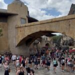 Naomi Watanabe Instagram - At the Star Wars attraction for the first time, we were too bad at driving and the Americans who were on board got angry 😂 I'm sorry 😂 I'm glad I didn't understand English so much 😂 お待たせしました ディズニーワールド2日目 現地で買ったグッズで完全装備 2日目はディズニーハリウッドスタジオに行ったよ ここはスターウォーズエリアがあって、世界中のファンがいっぱい集まってた てかこのスターウォーズエリアまじリアルでイカつい みんな興奮してた 映画に出てくる有名な棒もオリジナルで作れるよ！棒 興奮といえば ストーリーズにも書いたけど、 大人気のスターウォーズのアトラクションがあって！6人で協力して操作する乗り物なんだけど、私たち初めてだからわけわからないまま重要なパイロットに選ばれたのね！ いざ始まったらそこらじゅうにぶつかってさ、 最後に点数出るんだけど-680点って見た事ない結果の数字でた。 他4人のガチ勢アメリカ人クッソキレてた 始まる前あんなに楽しく喋ってたのに 人生ノリだけでは行けないこともある 改めて、ガチ勢ピーポーの皆様失礼いたしました そんな苦い思い出のスターウォーズエリアでした みんなも行くとき気をつけて 後半怒られて明らかにテンション下がってて草 同じ経験したことある人いる？w #ディズニーワールド #ディズニーハリウッドスタジオ #disneyworld #スターウォーズ #starwars Disney World, Orlando Fla