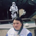 Naomi Watanabe Instagram - At the Star Wars attraction for the first time, we were too bad at driving and the Americans who were on board got angry 😂 I'm sorry 😂 I'm glad I didn't understand English so much 😂 お待たせしました ディズニーワールド2日目 現地で買ったグッズで完全装備 2日目はディズニーハリウッドスタジオに行ったよ ここはスターウォーズエリアがあって、世界中のファンがいっぱい集まってた てかこのスターウォーズエリアまじリアルでイカつい みんな興奮してた 映画に出てくる有名な棒もオリジナルで作れるよ！棒 興奮といえば ストーリーズにも書いたけど、 大人気のスターウォーズのアトラクションがあって！6人で協力して操作する乗り物なんだけど、私たち初めてだからわけわからないまま重要なパイロットに選ばれたのね！ いざ始まったらそこらじゅうにぶつかってさ、 最後に点数出るんだけど-680点って見た事ない結果の数字でた。 他4人のガチ勢アメリカ人クッソキレてた 始まる前あんなに楽しく喋ってたのに 人生ノリだけでは行けないこともある 改めて、ガチ勢ピーポーの皆様失礼いたしました そんな苦い思い出のスターウォーズエリアでした みんなも行くとき気をつけて 後半怒られて明らかにテンション下がってて草 同じ経験したことある人いる？w #ディズニーワールド #ディズニーハリウッドスタジオ #disneyworld #スターウォーズ #starwars Disney World, Orlando Fla
