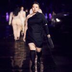 Naomi Watanabe Instagram - この度マイアミで行われた @boss ファッションショーで初ランウェイいたしました😎 こんな経験させていただけるとは 夢にも思ってなかったです！！ 意外と緊張はしてなくて 堂々と歩こうと思ってたけど、 流石渡辺さん！ ランウェイ中事件起きまくりにょ まずいざ私の歩く番だってなった時に大きな風吹いてスカート捲れ、前半黒スパッツだけで歩いてた。 焦って右手で何度もスカート抑えてたら、 横に並んでる噴水の水が私に大量に直撃して全身ビッチョビチョ 足元も濡れ濡れで、150回くらい小さな軽滑りしてた 「これは集中しないと横の池に滑り落ちるかも…」ってずっと足に力入れてたんだけど、誰よりも背が低いから、みんなと間隔ずらさないように歩かなきゃいけないの、、 だから速度はずっと競歩！ 滑り競歩はまーじ怖かった しかも右手で捲れそうなスカート抑えてたから、 たまにリズムがズレて右手と右足が同時に出ててさ、 ずっと歩き方がぎこちない人になった時もあったよ こんな事件多発でも、 真っ直ぐ見て歩き続けたにょ！ 3個目の動画見たら分かるけど、 ナオミキャンベル先生とすれ違う、 ナオミワタナベだけ超濡れてるから！ まじなんで？ 初めてがすごいハードモードでしたが 本当に素敵な経験をさせていただきました！！ 全てが最高の思い出です こんな小ちゃい芸人にランウェイを経験させてくれた @boss に感謝！ 只今絶賛両脚筋肉痛です これが本厄なのかな？ #BOSS #BeYourOwnBOSS
