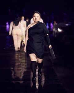 Naomi Watanabe Instagram - この度マイアミで行われた @boss ファッションショーで初ランウェイいたしました😎 こんな経験させていただけるとは 夢にも思ってなかったです！！ 意外と緊張はしてなくて 堂々と歩こうと思ってたけど、 流石渡辺さん！ ランウェイ中事件起きまくりにょ まずいざ私の歩く番だってなった時に大きな風吹いてスカート捲れ、前半黒スパッツだけで歩いてた。 焦って右手で何度もスカート抑えてたら、 横に並んでる噴水の水が私に大量に直撃して全身ビッチョビチョ 足元も濡れ濡れで、150回くらい小さな軽滑りしてた 「これは集中しないと横の池に滑り落ちるかも…」ってずっと足に力入れてたんだけど、誰よりも背が低いから、みんなと間隔ずらさないように歩かなきゃいけないの、、 だから速度はずっと競歩！ 滑り競歩はまーじ怖かった しかも右手で捲れそうなスカート抑えてたから、 たまにリズムがズレて右手と右足が同時に出ててさ、 ずっと歩き方がぎこちない人になった時もあったよ こんな事件多発でも、 真っ直ぐ見て歩き続けたにょ！ 3個目の動画見たら分かるけど、 ナオミキャンベル先生とすれ違う、 ナオミワタナベだけ超濡れてるから！ まじなんで？ 初めてがすごいハードモードでしたが 本当に素敵な経験をさせていただきました！！ 全てが最高の思い出です こんな小ちゃい芸人にランウェイを経験させてくれた @boss に感謝！ 只今絶賛両脚筋肉痛です これが本厄なのかな？ #BOSS #BeYourOwnBOSS