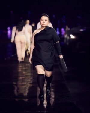 Naomi Watanabe Instagram - この度マイアミで行われた @boss ファッションショーで初ランウェイいたしました😎
こんな経験させていただけるとは
夢にも思ってなかったです！！

意外と緊張はしてなくて
堂々と歩こうと思ってたけど、
流石渡辺さん！
ランウェイ中事件起きまくりにょ

まずいざ私の歩く番だってなった時に大きな風吹いてスカート捲れ、前半黒スパッツだけで歩いてた。
焦って右手で何度もスカート抑えてたら、
横に並んでる噴水の水が私に大量に直撃して全身ビッチョビチョ

足元も濡れ濡れで、150回くらい小さな軽滑りしてた
 「これは集中しないと横の池に滑り落ちるかも…」ってずっと足に力入れてたんだけど、誰よりも背が低いから、みんなと間隔ずらさないように歩かなきゃいけないの、、
だから速度はずっと競歩！
滑り競歩はまーじ怖かった

しかも右手で捲れそうなスカート抑えてたから、
たまにリズムがズレて右手と右足が同時に出ててさ、
ずっと歩き方がぎこちない人になった時もあったよ

こんな事件多発でも、
真っ直ぐ見て歩き続けたにょ！

3個目の動画見たら分かるけど、
ナオミキャンベル先生とすれ違う、
ナオミワタナベだけ超濡れてるから！
まじなんで？

初めてがすごいハードモードでしたが
本当に素敵な経験をさせていただきました！！

全てが最高の思い出です
こんな小ちゃい芸人にランウェイを経験させてくれた
 @boss に感謝！

只今絶賛両脚筋肉痛です
これが本厄なのかな？

#BOSS
#BeYourOwnBOSS