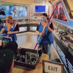 Naomi Watanabe Instagram - At the Star Wars attraction for the first time, we were too bad at driving and the Americans who were on board got angry 😂 I'm sorry 😂 I'm glad I didn't understand English so much 😂 お待たせしました ディズニーワールド2日目 現地で買ったグッズで完全装備 2日目はディズニーハリウッドスタジオに行ったよ ここはスターウォーズエリアがあって、世界中のファンがいっぱい集まってた てかこのスターウォーズエリアまじリアルでイカつい みんな興奮してた 映画に出てくる有名な棒もオリジナルで作れるよ！棒 興奮といえば ストーリーズにも書いたけど、 大人気のスターウォーズのアトラクションがあって！6人で協力して操作する乗り物なんだけど、私たち初めてだからわけわからないまま重要なパイロットに選ばれたのね！ いざ始まったらそこらじゅうにぶつかってさ、 最後に点数出るんだけど-680点って見た事ない結果の数字でた。 他4人のガチ勢アメリカ人クッソキレてた 始まる前あんなに楽しく喋ってたのに 人生ノリだけでは行けないこともある 改めて、ガチ勢ピーポーの皆様失礼いたしました そんな苦い思い出のスターウォーズエリアでした みんなも行くとき気をつけて 後半怒られて明らかにテンション下がってて草 同じ経験したことある人いる？w #ディズニーワールド #ディズニーハリウッドスタジオ #disneyworld #スターウォーズ #starwars Disney World, Orlando Fla