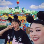 Naomi Watanabe Instagram - The first Disney World! I was more excited than the kids around me at Disney World 😂 Because of that, my 34-year-old body reached its limit in the evening 😂 初ウォルトディズニーワールドリゾートFlorida🥹 @littlesunnybiteyoppy とまじテンションぶち上げ☺️ 1日目はアニマルキングダムに💫 アトラクションの他にいっぱい動物も住んでるエリアにょ！ ディズニーランドではシンデレラ城だけど、アニマルキングダムでは大きな木がメインであったにょ😂 ここにしかないアバターのアトラクションがまじ良過ぎてさ、感動してガチで泣いたんだよわたくし😂😂そしたら隣のおじさん引いてた😂それぐらいよかったからぜひみんなに乗ってほしい😂😂 50周年記念みたいでグッズ大量に買った！Tシャツも現地で買ったんだけど、当時の再現した(?)レトロなお土産いっぱい売っててかわいかった🤩💓 あと日本と違うところは、来てる人たち誰一人映えみたいな格好してなくて、みんなジム行く戦闘スタイルな格好できてたw暑いし全部周るってなったら体力いるもんねw あと基本家族で来てた！遠いし高いし泊まりがけだからかな？ 並んでる時に、いろんな子供たちと一緒にはしゃいでたお陰で34歳、夕方にはクソグロッキーw てか夕方はそれぞれの親も子供もみんなグロッキーだった😂😂それぐらいぶちテンション上がる夢の世界でした☺️💓 みんなのコメントお待ちしております😄 質問もあれば答えますw誰 次の日はまた別のワールドに行ったにょ🤩お楽しみに #disneyworld #ディズニーワールド Disney World, Orlando Fla