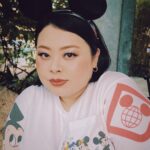 Naomi Watanabe Instagram - The first Disney World! I was more excited than the kids around me at Disney World 😂 Because of that, my 34-year-old body reached its limit in the evening 😂 初ウォルトディズニーワールドリゾートFlorida🥹 @littlesunnybiteyoppy とまじテンションぶち上げ☺️ 1日目はアニマルキングダムに💫 アトラクションの他にいっぱい動物も住んでるエリアにょ！ ディズニーランドではシンデレラ城だけど、アニマルキングダムでは大きな木がメインであったにょ😂 ここにしかないアバターのアトラクションがまじ良過ぎてさ、感動してガチで泣いたんだよわたくし😂😂そしたら隣のおじさん引いてた😂それぐらいよかったからぜひみんなに乗ってほしい😂😂 50周年記念みたいでグッズ大量に買った！Tシャツも現地で買ったんだけど、当時の再現した(?)レトロなお土産いっぱい売っててかわいかった🤩💓 あと日本と違うところは、来てる人たち誰一人映えみたいな格好してなくて、みんなジム行く戦闘スタイルな格好できてたw暑いし全部周るってなったら体力いるもんねw あと基本家族で来てた！遠いし高いし泊まりがけだからかな？ 並んでる時に、いろんな子供たちと一緒にはしゃいでたお陰で34歳、夕方にはクソグロッキーw てか夕方はそれぞれの親も子供もみんなグロッキーだった😂😂それぐらいぶちテンション上がる夢の世界でした☺️💓 みんなのコメントお待ちしております😄 質問もあれば答えますw誰 次の日はまた別のワールドに行ったにょ🤩お楽しみに #disneyworld #ディズニーワールド Disney World, Orlando Fla