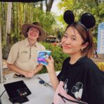 Naomi Watanabe Instagram - The first Disney World! I was more excited than the kids around me at Disney World 😂 Because of that, my 34-year-old body reached its limit in the evening 😂 初ウォルトディズニーワールドリゾートFlorida🥹 @littlesunnybiteyoppy とまじテンションぶち上げ☺️ 1日目はアニマルキングダムに💫 アトラクションの他にいっぱい動物も住んでるエリアにょ！ ディズニーランドではシンデレラ城だけど、アニマルキングダムでは大きな木がメインであったにょ😂 ここにしかないアバターのアトラクションがまじ良過ぎてさ、感動してガチで泣いたんだよわたくし😂😂そしたら隣のおじさん引いてた😂それぐらいよかったからぜひみんなに乗ってほしい😂😂 50周年記念みたいでグッズ大量に買った！Tシャツも現地で買ったんだけど、当時の再現した(?)レトロなお土産いっぱい売っててかわいかった🤩💓 あと日本と違うところは、来てる人たち誰一人映えみたいな格好してなくて、みんなジム行く戦闘スタイルな格好できてたw暑いし全部周るってなったら体力いるもんねw あと基本家族で来てた！遠いし高いし泊まりがけだからかな？ 並んでる時に、いろんな子供たちと一緒にはしゃいでたお陰で34歳、夕方にはクソグロッキーw てか夕方はそれぞれの親も子供もみんなグロッキーだった😂😂それぐらいぶちテンション上がる夢の世界でした☺️💓 みんなのコメントお待ちしております😄 質問もあれば答えますw誰 次の日はまた別のワールドに行ったにょ🤩お楽しみに #disneyworld #ディズニーワールド Disney World, Orlando Fla