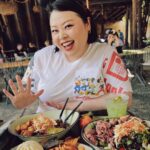 Naomi Watanabe Instagram - The first Disney World! I was more excited than the kids around me at Disney World 😂 Because of that, my 34-year-old body reached its limit in the evening 😂 初ウォルトディズニーワールドリゾートFlorida🥹 @littlesunnybiteyoppy とまじテンションぶち上げ☺️ 1日目はアニマルキングダムに💫 アトラクションの他にいっぱい動物も住んでるエリアにょ！ ディズニーランドではシンデレラ城だけど、アニマルキングダムでは大きな木がメインであったにょ😂 ここにしかないアバターのアトラクションがまじ良過ぎてさ、感動してガチで泣いたんだよわたくし😂😂そしたら隣のおじさん引いてた😂それぐらいよかったからぜひみんなに乗ってほしい😂😂 50周年記念みたいでグッズ大量に買った！Tシャツも現地で買ったんだけど、当時の再現した(?)レトロなお土産いっぱい売っててかわいかった🤩💓 あと日本と違うところは、来てる人たち誰一人映えみたいな格好してなくて、みんなジム行く戦闘スタイルな格好できてたw暑いし全部周るってなったら体力いるもんねw あと基本家族で来てた！遠いし高いし泊まりがけだからかな？ 並んでる時に、いろんな子供たちと一緒にはしゃいでたお陰で34歳、夕方にはクソグロッキーw てか夕方はそれぞれの親も子供もみんなグロッキーだった😂😂それぐらいぶちテンション上がる夢の世界でした☺️💓 みんなのコメントお待ちしております😄 質問もあれば答えますw誰 次の日はまた別のワールドに行ったにょ🤩お楽しみに #disneyworld #ディズニーワールド Disney World, Orlando Fla