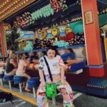 Naomi Watanabe Instagram - The first Disney World! I was more excited than the kids around me at Disney World 😂 Because of that, my 34-year-old body reached its limit in the evening 😂 初ウォルトディズニーワールドリゾートFlorida🥹 @littlesunnybiteyoppy とまじテンションぶち上げ☺️ 1日目はアニマルキングダムに💫 アトラクションの他にいっぱい動物も住んでるエリアにょ！ ディズニーランドではシンデレラ城だけど、アニマルキングダムでは大きな木がメインであったにょ😂 ここにしかないアバターのアトラクションがまじ良過ぎてさ、感動してガチで泣いたんだよわたくし😂😂そしたら隣のおじさん引いてた😂それぐらいよかったからぜひみんなに乗ってほしい😂😂 50周年記念みたいでグッズ大量に買った！Tシャツも現地で買ったんだけど、当時の再現した(?)レトロなお土産いっぱい売っててかわいかった🤩💓 あと日本と違うところは、来てる人たち誰一人映えみたいな格好してなくて、みんなジム行く戦闘スタイルな格好できてたw暑いし全部周るってなったら体力いるもんねw あと基本家族で来てた！遠いし高いし泊まりがけだからかな？ 並んでる時に、いろんな子供たちと一緒にはしゃいでたお陰で34歳、夕方にはクソグロッキーw てか夕方はそれぞれの親も子供もみんなグロッキーだった😂😂それぐらいぶちテンション上がる夢の世界でした☺️💓 みんなのコメントお待ちしております😄 質問もあれば答えますw誰 次の日はまた別のワールドに行ったにょ🤩お楽しみに #disneyworld #ディズニーワールド Disney World, Orlando Fla