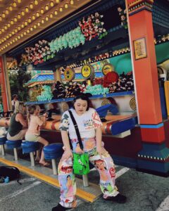 Naomi Watanabe Instagram - The first Disney World! I was more excited than the kids around me at Disney World 😂 Because of that, my 34-year-old body reached its limit in the evening 😂 初ウォルトディズニーワールドリゾートFlorida🥹 @littlesunnybiteyoppy とまじテンションぶち上げ☺️ 1日目はアニマルキングダムに💫 アトラクションの他にいっぱい動物も住んでるエリアにょ！ ディズニーランドではシンデレラ城だけど、アニマルキングダムでは大きな木がメインであったにょ😂 ここにしかないアバターのアトラクションがまじ良過ぎてさ、感動してガチで泣いたんだよわたくし😂😂そしたら隣のおじさん引いてた😂それぐらいよかったからぜひみんなに乗ってほしい😂😂 50周年記念みたいでグッズ大量に買った！Tシャツも現地で買ったんだけど、当時の再現した(?)レトロなお土産いっぱい売っててかわいかった🤩💓 あと日本と違うところは、来てる人たち誰一人映えみたいな格好してなくて、みんなジム行く戦闘スタイルな格好できてたw暑いし全部周るってなったら体力いるもんねw あと基本家族で来てた！遠いし高いし泊まりがけだからかな？ 並んでる時に、いろんな子供たちと一緒にはしゃいでたお陰で34歳、夕方にはクソグロッキーw てか夕方はそれぞれの親も子供もみんなグロッキーだった😂😂それぐらいぶちテンション上がる夢の世界でした☺️💓 みんなのコメントお待ちしております😄 質問もあれば答えますw誰 次の日はまた別のワールドに行ったにょ🤩お楽しみに #disneyworld #ディズニーワールド Disney World, Orlando Fla